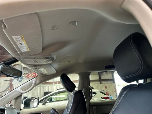 Used 2023 Chrysler Pacifica Touring-L FWD image 13