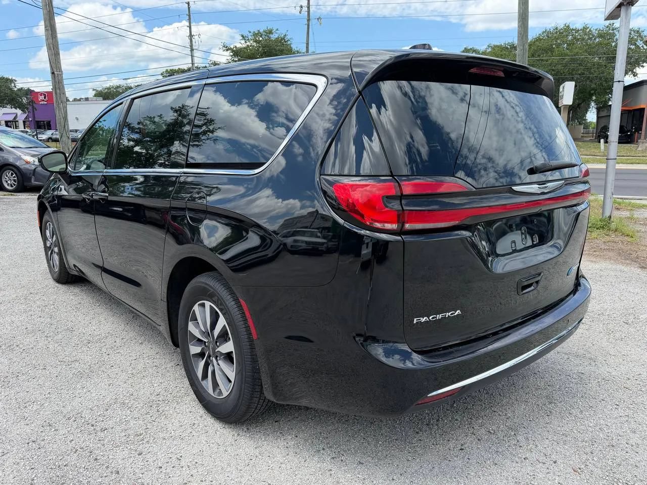 Used 2024 Chrysler Pacifica Limited FWD image 6