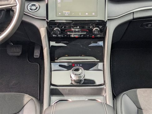 New 2025 Jeep Grand Cherokee Altitude image 17