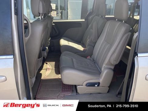 Used 2015 Chrysler Town & Country Touring FWD image 6