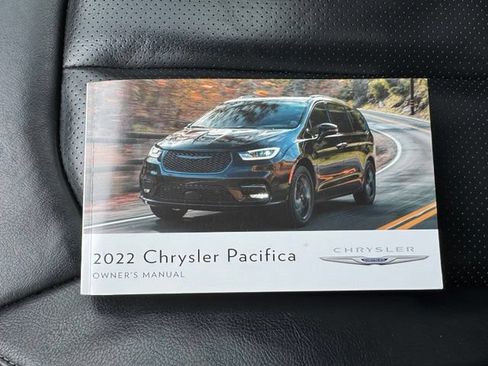 Used 2022 Chrysler Pacifica Touring-L FWD image 23
