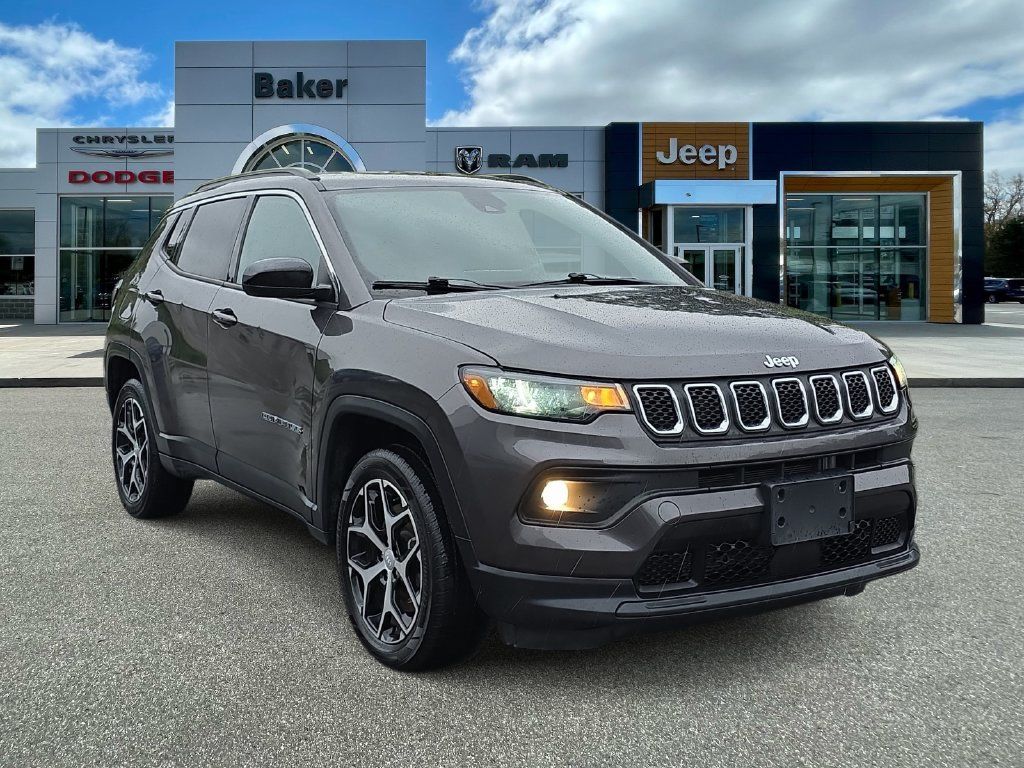 Used 2024 Jeep Compass Latitude AWD/4WD image 1