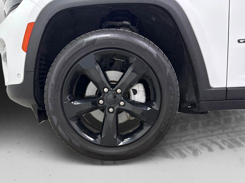 Used 2023 Jeep Grand Cherokee Limited w/ Luxury Tech Group II image 23