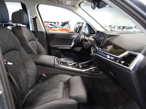 Used 2025 BMW X7 xDrive40i w/ Premium Package AWD/4WD image 43