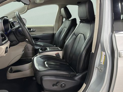 Used 2023 Chrysler Pacifica Touring-L FWD image 17
