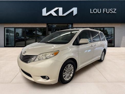 Used 2015 Toyota Sienna XLE FWD image 1