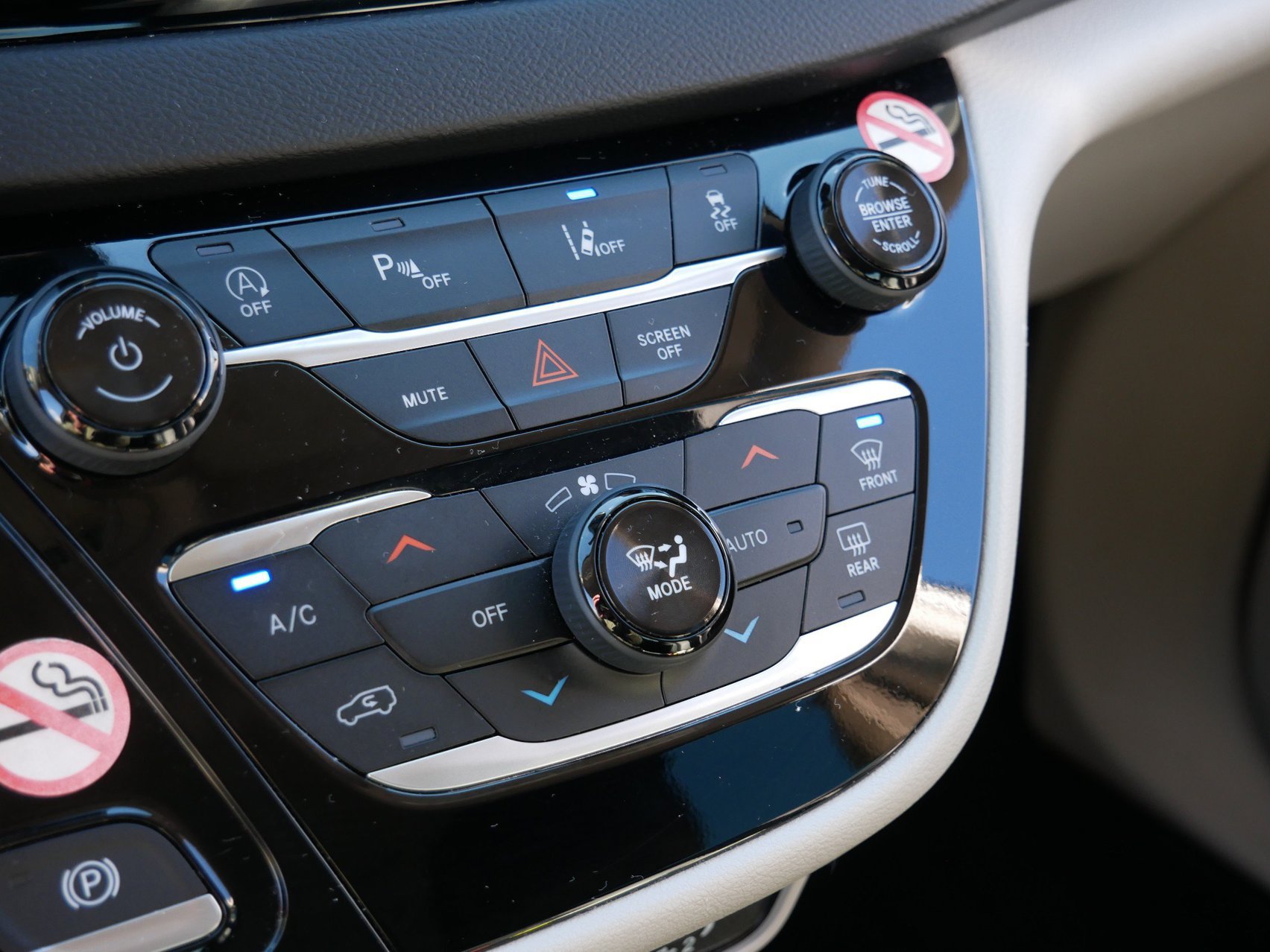 Used 2024 Chrysler Pacifica Touring-L FWD image 19