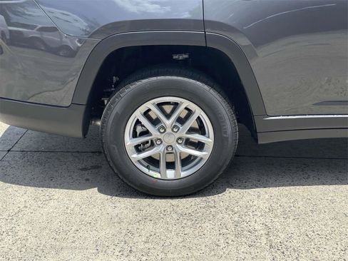 New 2025 Jeep Grand Cherokee L Laredo image 40