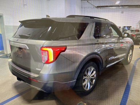 Used 2020 Ford Explorer XLT w/ Equipment Group 202A image 2