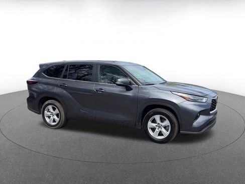 Used 2025 Toyota Highlander LE image 2