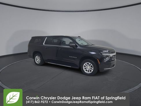 Used 2025 Chevrolet Suburban LT AWD/4WD image 2