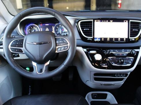 Used 2024 Chrysler Pacifica Touring-L FWD image 18