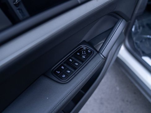 Certified 2025 Porsche Cayenne E-Hybrid Coupe AWD/4WD image 19
