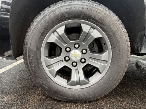 Used 2016 Chevrolet Suburban LT image 3