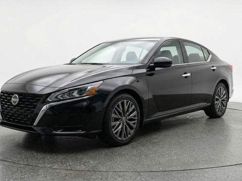 Used 2025 Nissan Altima 2.5 SV image 3