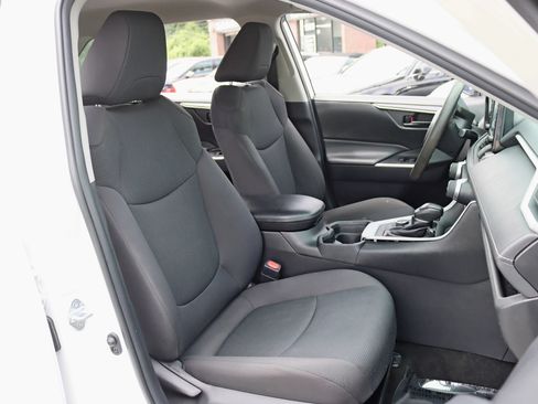 Used 2021 Toyota RAV4 LE AWD/4WD image 27