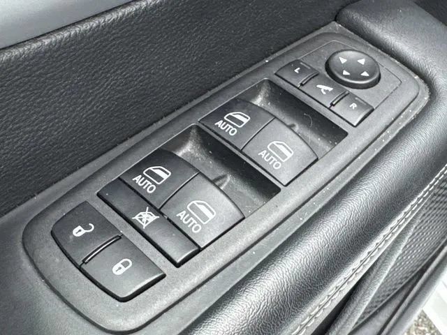 Used 2025 Chrysler Pacifica Limited FWD image 31