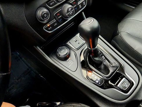 Used 2019 Jeep Cherokee Limited AWD/4WD image 16