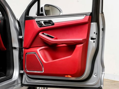 Used 2016 Porsche Macan Turbo image 40