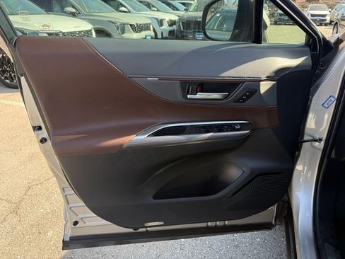 Used 2021 Toyota Venza XLE image 7