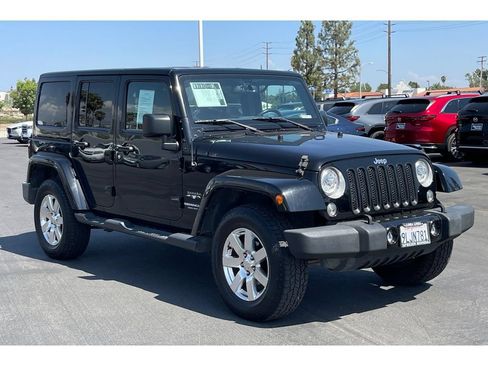 Used 2017 Jeep Wrangler Unlimited Sahara w/ Connectivity Group AWD/4WD image 8