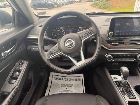 Used 2025 Nissan Altima 2.5 SV FWD image 14