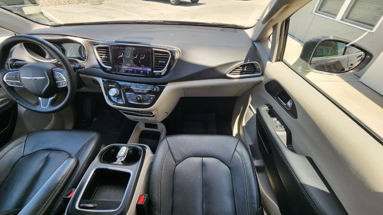 Used 2022 Chrysler Pacifica Touring-L FWD image 17