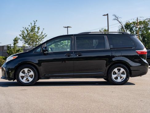 Used 2019 Toyota Sienna LE FWD image 4