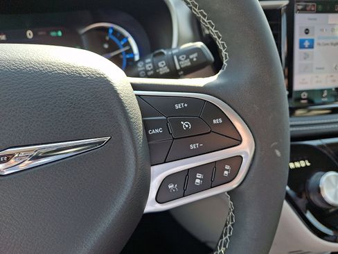 Used 2023 Chrysler Pacifica Touring-L image 21