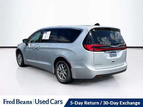Used 2024 Chrysler Pacifica Touring-L FWD image 7