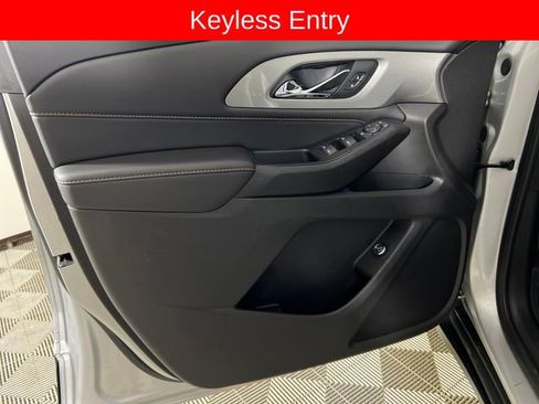 Used 2021 Chevrolet Traverse LT image 12