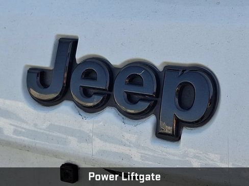 Used 2018 Jeep Grand Cherokee Altitude AWD/4WD image 29