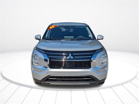 New 2025 Mitsubishi Outlander ES image 9