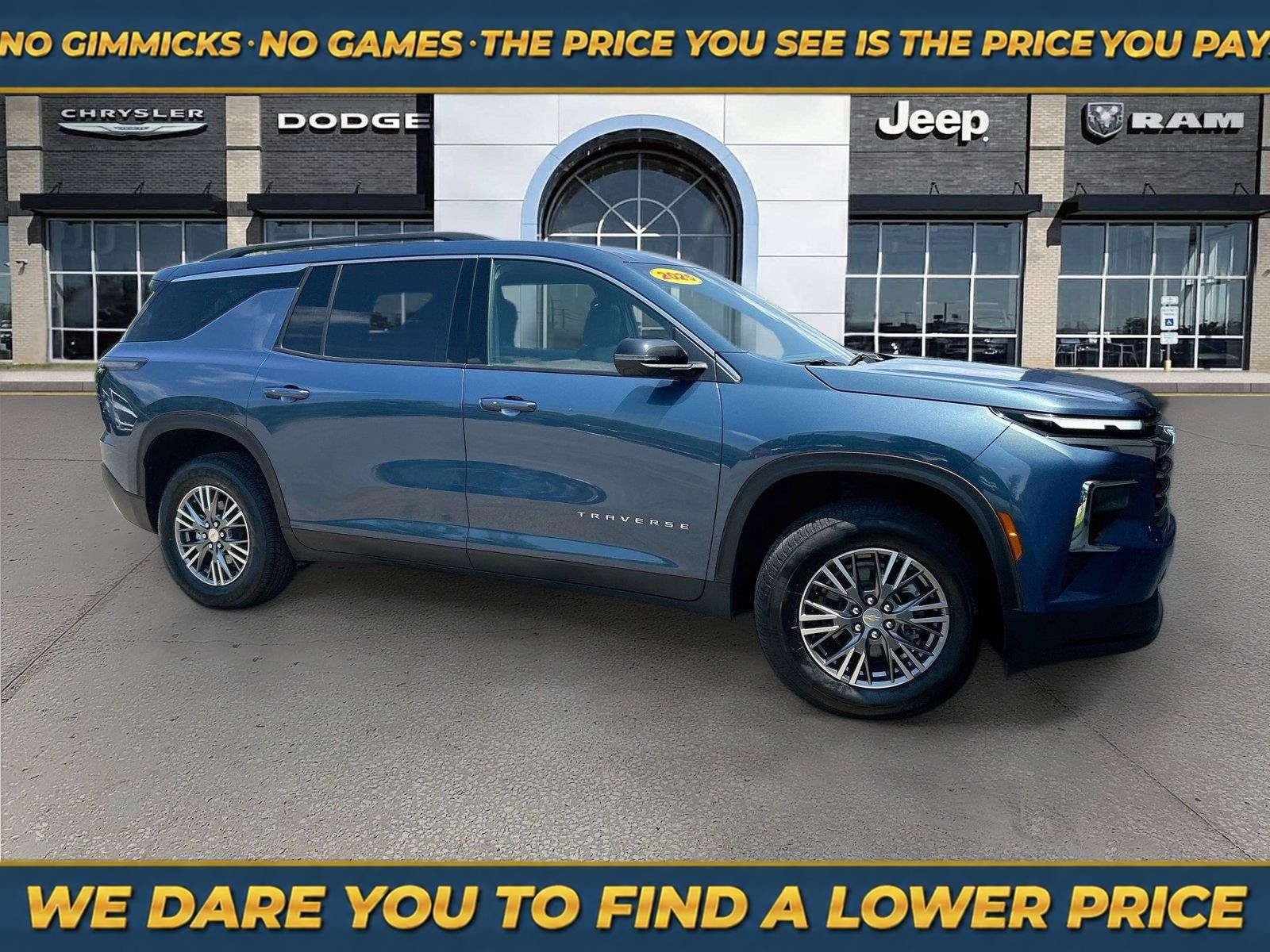 Used 2025 Chevrolet Traverse LT FWD image 1