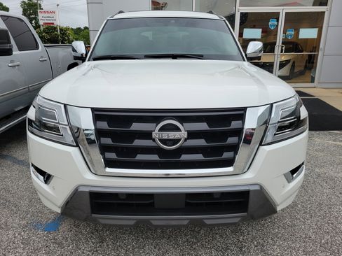 Used 2022 Nissan Armada Platinum w/ Captain's Chairs Package RWD image 2
