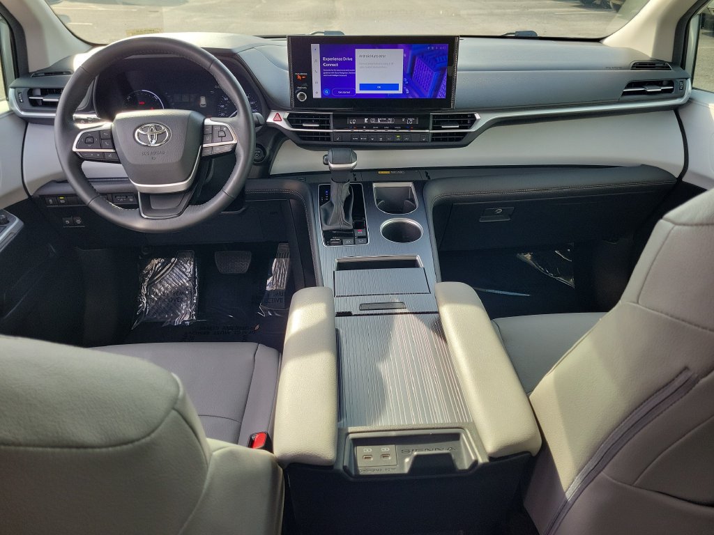 Used 2025 Toyota Sienna XLE FWD image 12