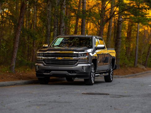 Used 2017 Chevrolet Silverado 1500 High Country image 44