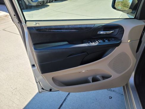 Used 2013 Dodge Grand Caravan SXT image 10