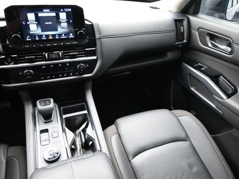 Used 2025 Nissan Pathfinder SL image 40