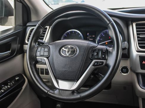 Used 2018 Toyota Highlander XLE image 16