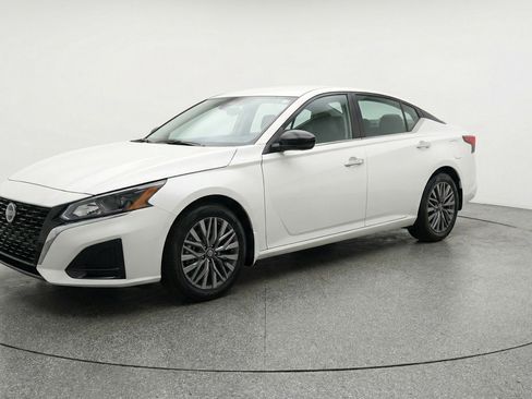 Used 2025 Nissan Altima 2.5 SV image 3