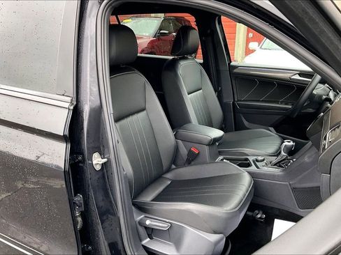 Used 2023 Volkswagen Tiguan SE R-Line image 7