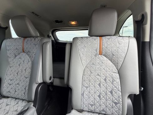 Used 2022 Toyota Highlander Bronze Edition FWD image 9