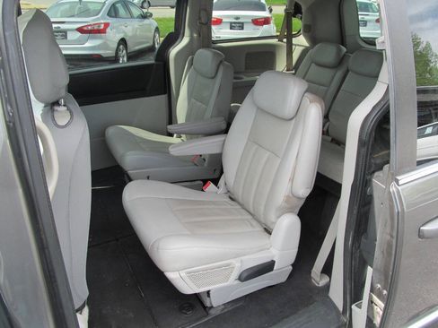 Used 2010 Dodge Grand Caravan SXT FWD image 16