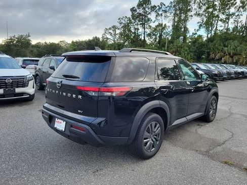 Used 2024 Nissan Pathfinder SV FWD image 2
