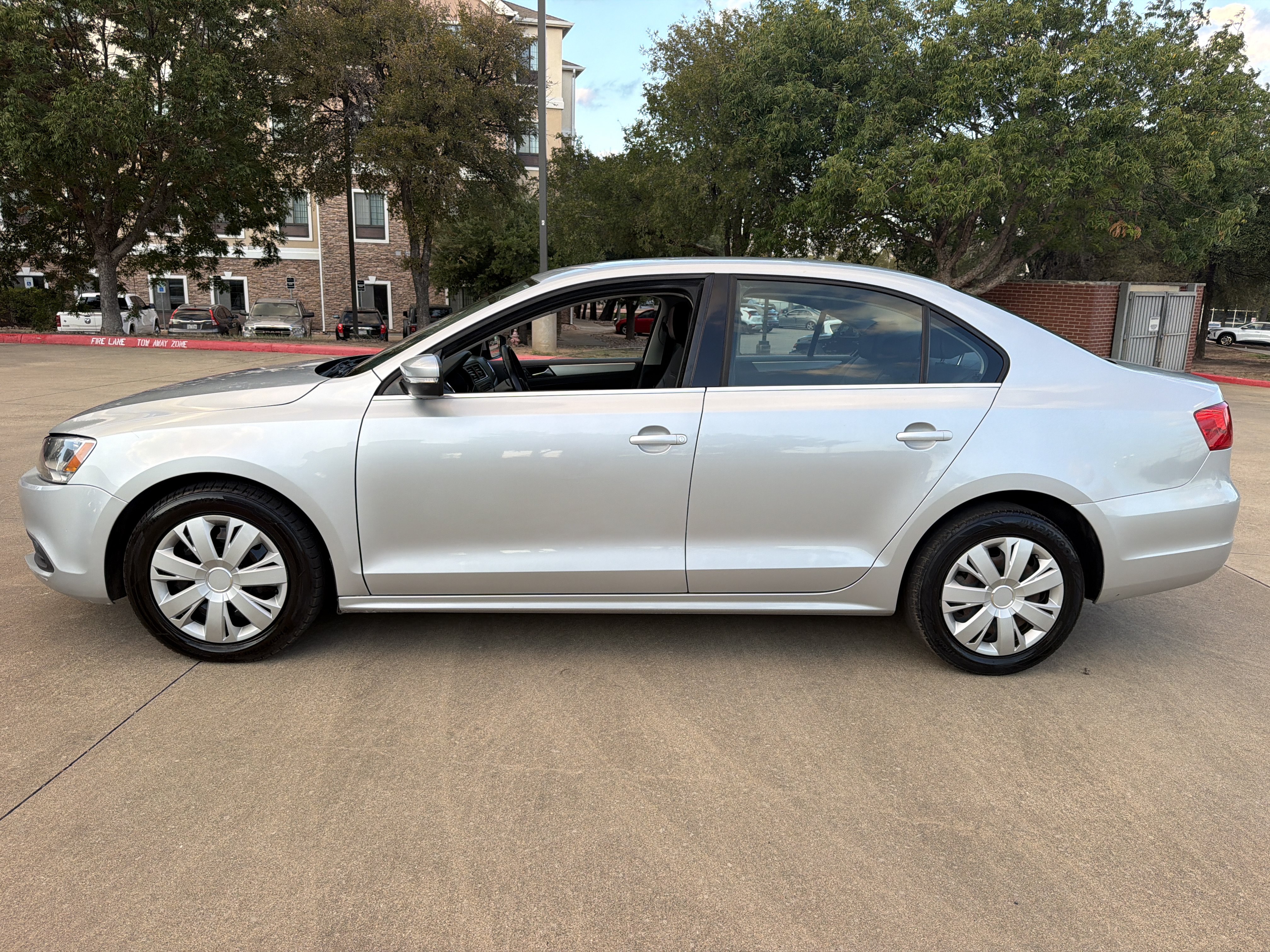 Used 2013 Volkswagen Jetta SE FWD image 4