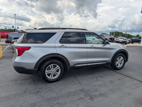 Used 2021 Ford Explorer XLT w/ Equipment Group 202A AWD/4WD image 8