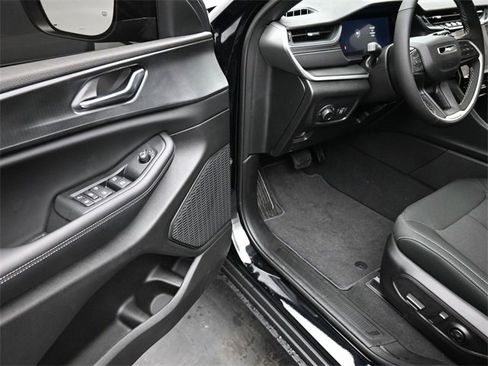 New 2025 Jeep Grand Cherokee Laredo X w/ Luxury Tech Group I image 14