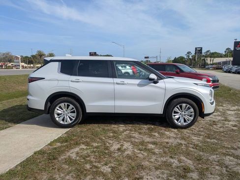 Used 2025 Mitsubishi Outlander ES image 2