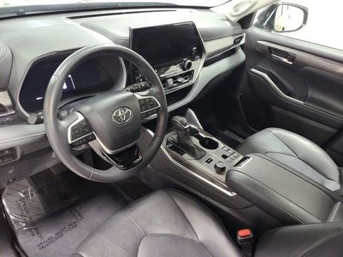 Certified 2024 Toyota Highlander Limited AWD/4WD image 25